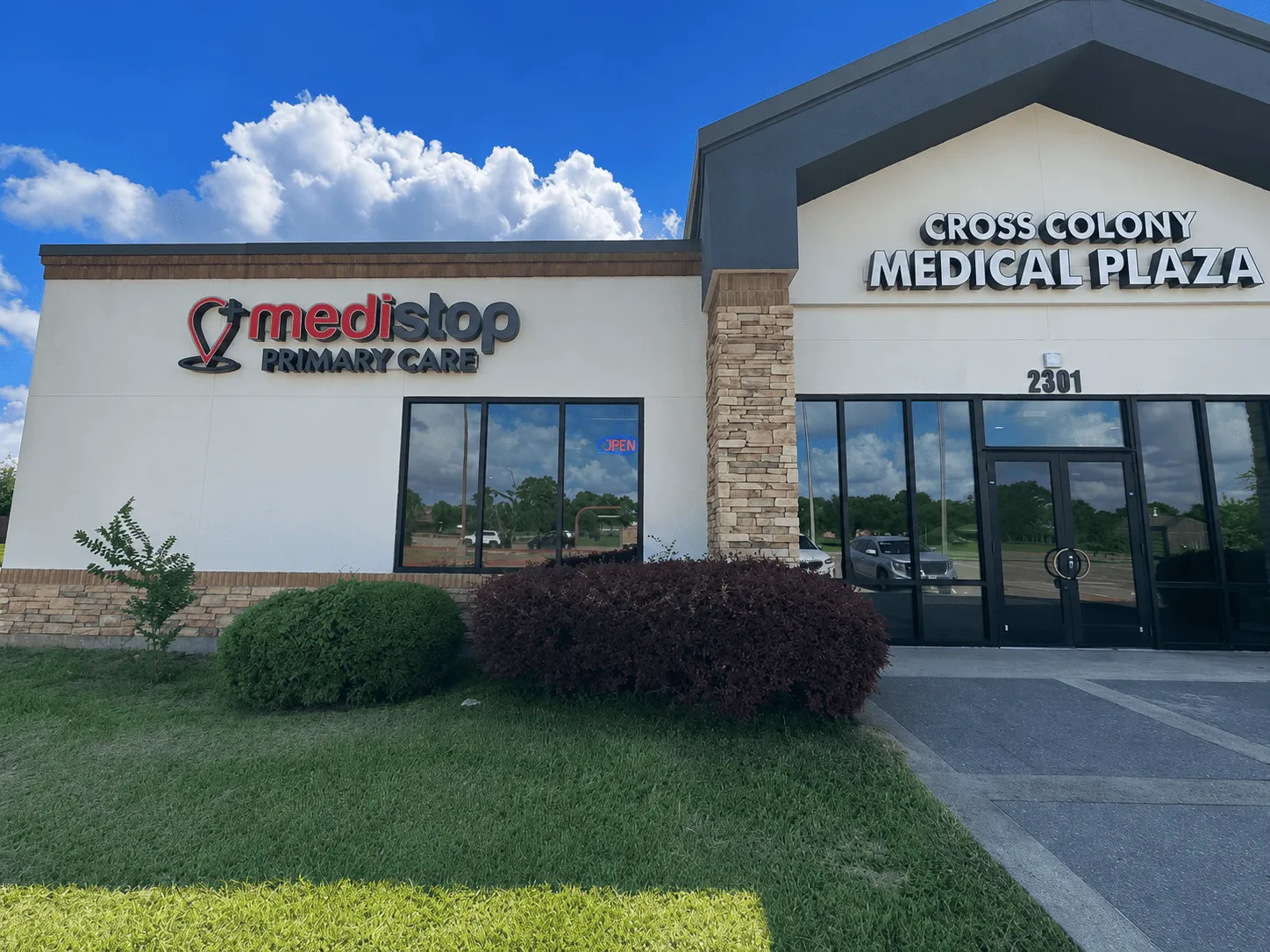 Exterior of Medistop Primary Care's Dickinson clinic offering personalized healthcare in Dickinson, Texas.