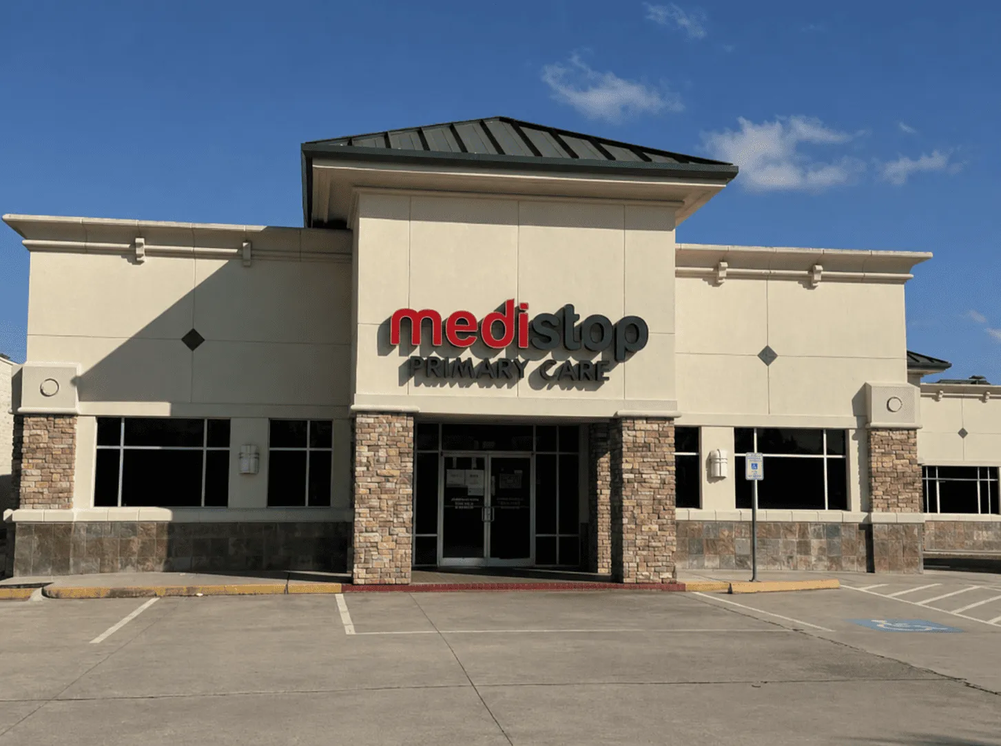 Exterior of Medistop Primary Care's Sugar Land clinic located in Sugar Land, Texas.